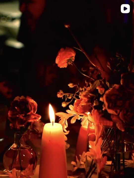 Centro de mesa con velas y flores rojas